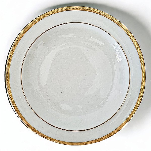Prato fundo em porcelana Limoges branca filetada a ouro.