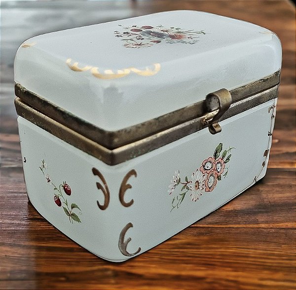 Antiga caixa em opalina branca  esmaltada pintada a mão.