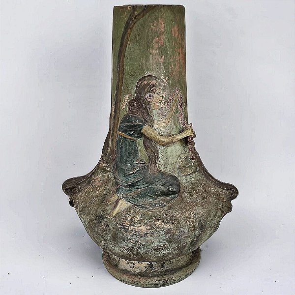 Antigo vaso estilo e periodo art noveau em terracota