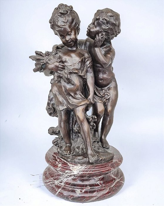 Escultura em bronze  "Secrets" sobre  base em mármore