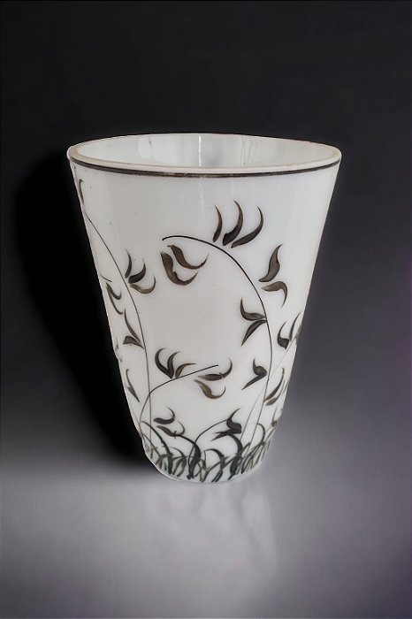 Vaso em vidro opalinado branco com pintura vegetal