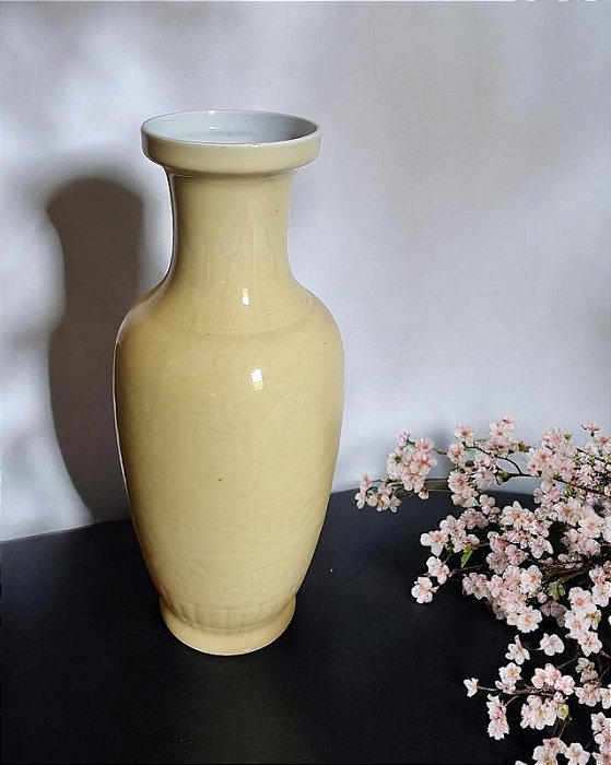 Vaso chinês em porcelana amarela.