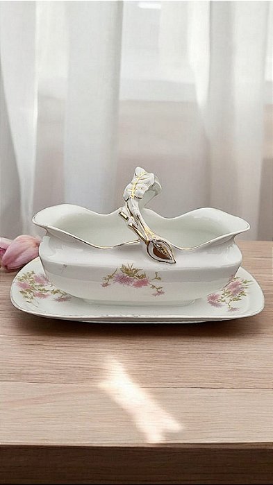 Antiga molheira em porcelana européia