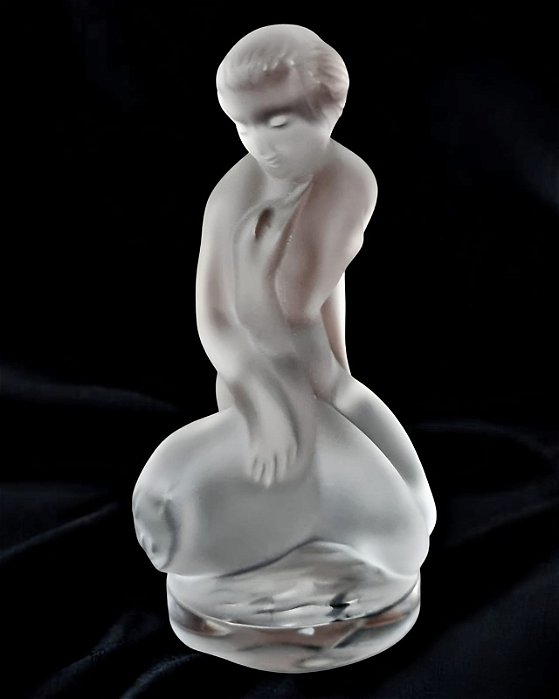 Escultura em vidro artístico Lalique ´´Leda e o Cisne``.