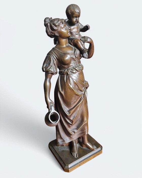 Antiga escultura em bronze ´´ Mulher com criança``.