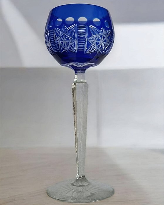 Taça de vinho em cristal azul