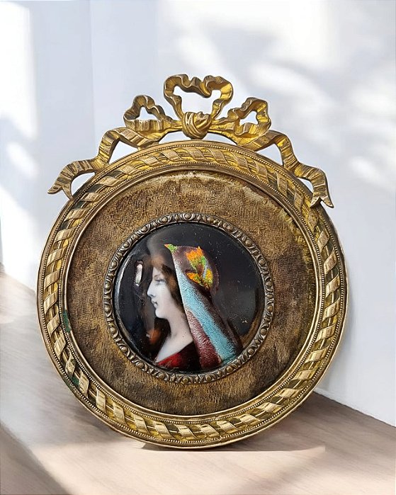 Antiga miniatura de mesa c/moldura dourada e pintura em  esmalte