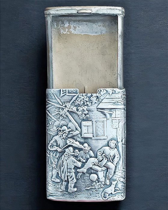Antiga caixa de fósforo em prata de lei trabalhada.