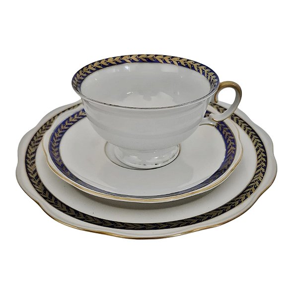 Xicara para chá com friso azul em porcelana KPM com pires e prato.