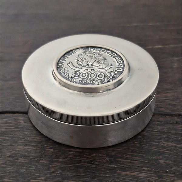 Pequena caixinha em prata 800 com moeda de 2.000 réis.