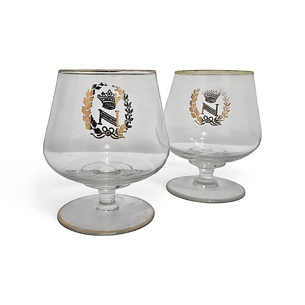 Par de taças para cognac com friso dourado.