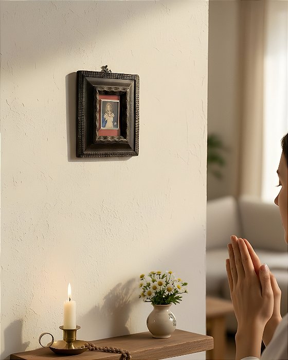 Antiga miniatura pintada a mão com espessa moldura em madeira maciça