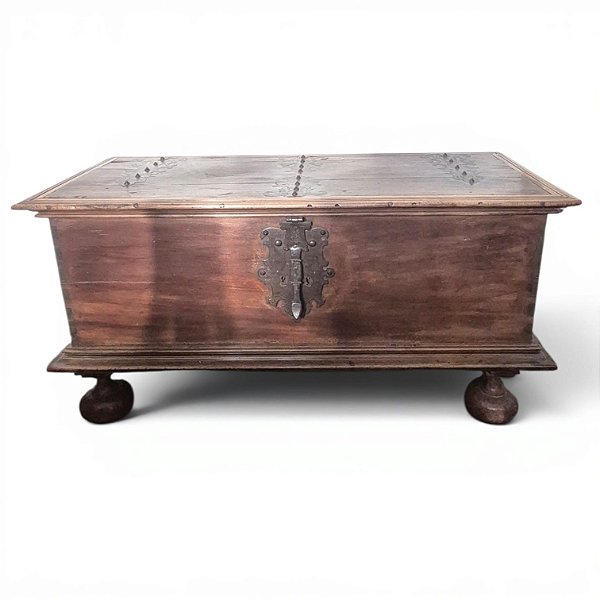 Antiga arca em madeira com ferragens