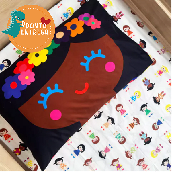 Fronha de Algodão Infantil 50x70cm - MENINA PRETINHA COM FLOR NO CABELO