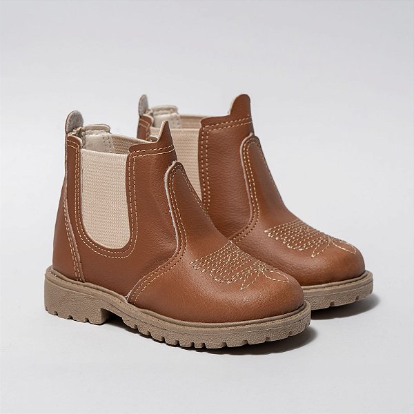 BOTA JEQUINHA MENINO - COR CARAMELO C/BORDADO - MAT. SINTETICO - LINHA KIDS