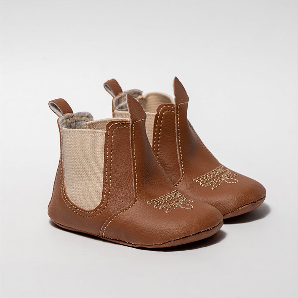 BOTA JEQUINHA MENINO BORDADA - COR CARAMELO - MATERIAL SINTETICO - LINHA BABY