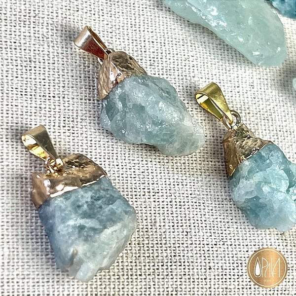 Pingente Água Marinha Bruta – Cristal de 2026 | Banho em Ouro