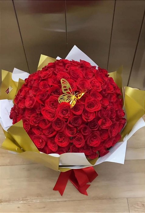 Buque Dourado com Rosas Vermelhas Colombianas