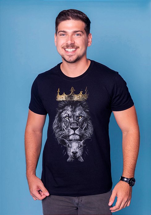 T-SHIRT MASCULINA - CORDEIRO E O LEÃO - COR PRETO