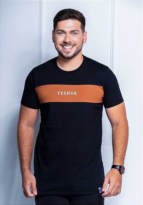 T-SHIRT MASCULINA - RECORTE YESHUA MINIMALISTA FAIXA CARAMELO - COR PRETO