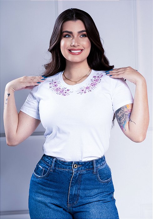 T-SHIRT FEMININA - ROSAS GOLA - COR BRANCO