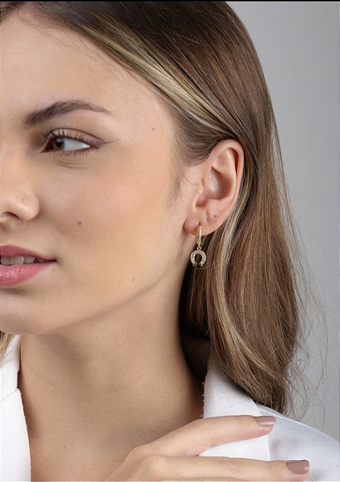 Brinco argola ferradura zircônia cravejada  prata 925 banho de ouro 18k