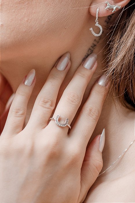 Anel ferradura  zirconia cravejada  prata 925