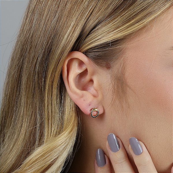 Brinco meio bridão zircônia negra  cravejada prata 925 banhado a ouro 18k