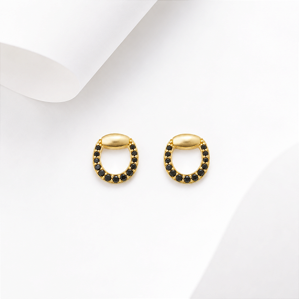Brinco meio bridão zircônia negra cravejada prata 925 banhado a ouro 18k