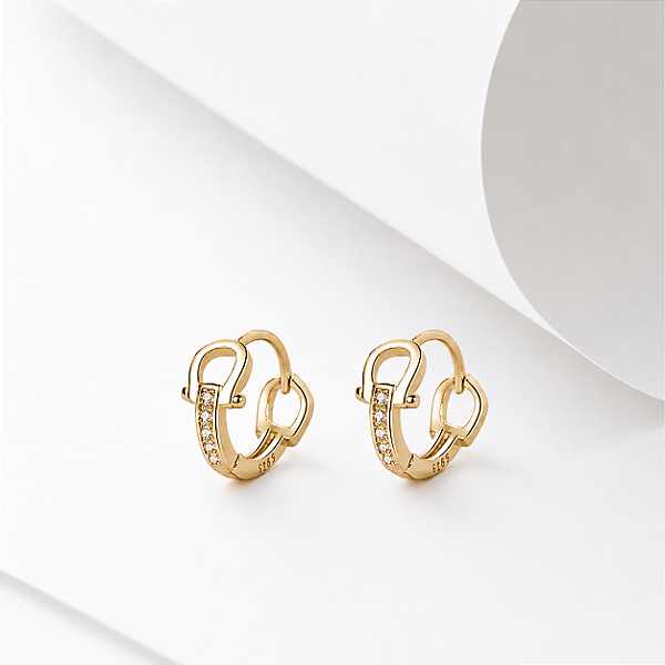 Brinco argola bridão zirconia cravejada prata 925 banhada ouro 18k.