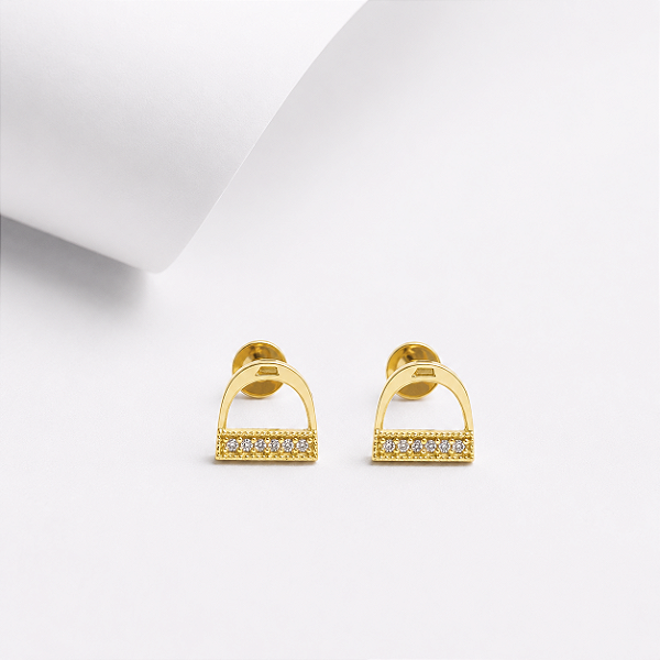 Brinco estribo cravejado ouro 18k