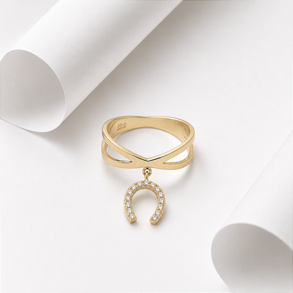 Anel berloque ferradura cravejada prata 925 banhado a ouro 18k