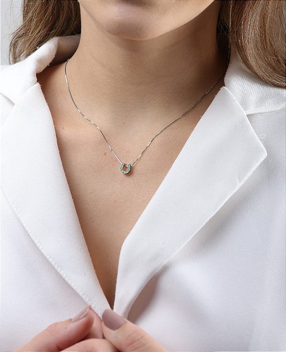 Colar ferradura verde esmeralda ouro branco