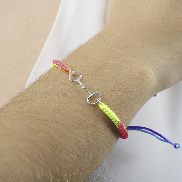 Pulseira bridão  prata 925 macramê  arco iris