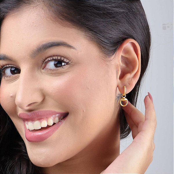 Brinco argola bridão zircônia  cravejada prata 925 banhado ouro 18k
