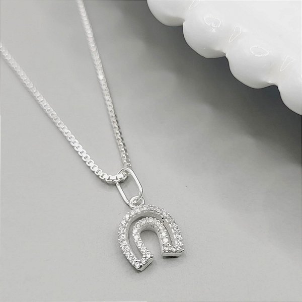 Colar  ferradura  cravejada em prata 925