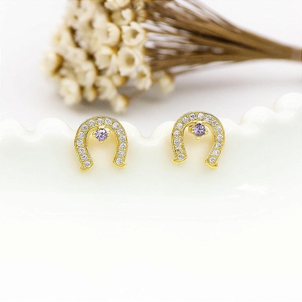 Brinco ferradura  ponto  luz lilas prata 925 banhado  a ouro 18k.