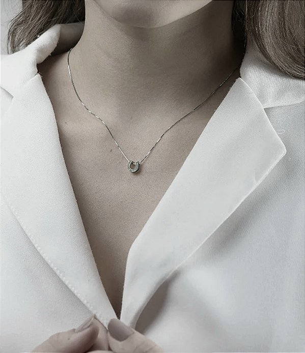 Colar ferradura moissanite cravejada prata 925