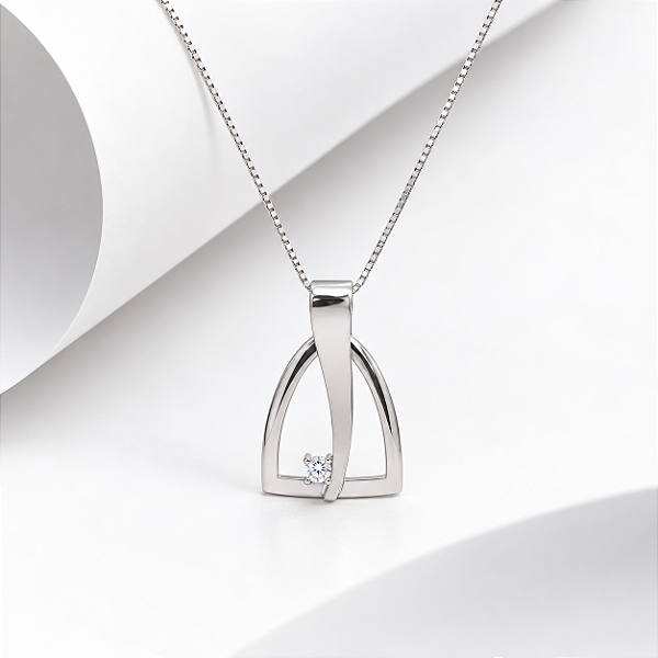 Colar estribo Arch prata 925 banhado a ródio de ouro branco