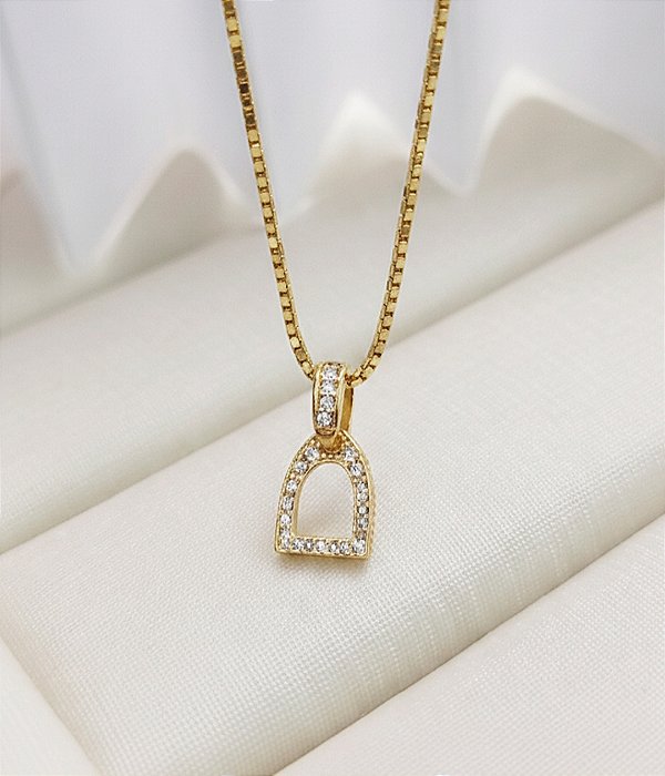 Colar estribo cravejada em prata 925 banhado a ouro