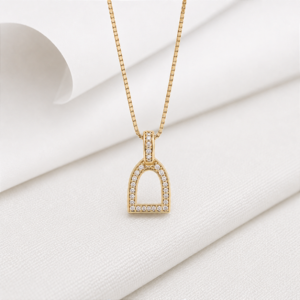 Colar estribo cravejada em prata 925 banhado a ouro