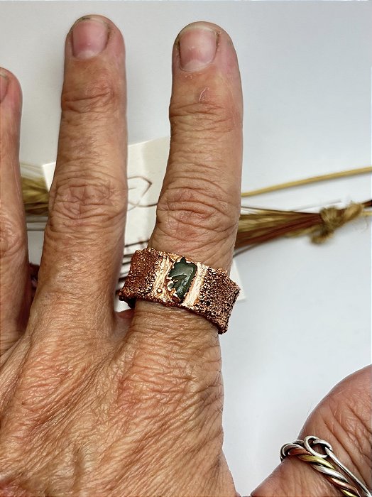 Anel Bruto em Cobre Puro e Quartzo Verde Natural