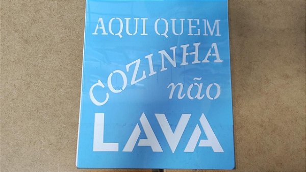 STENCIL 20X25 - FRASE AQUI QUEM COZINHA