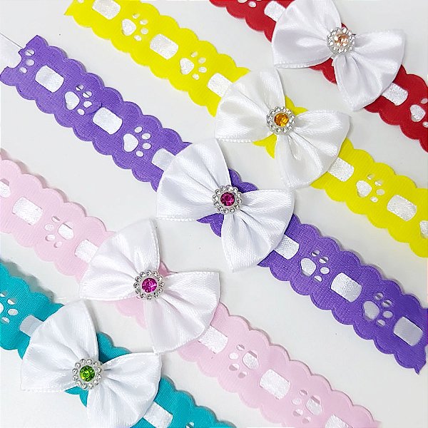 Gargantilha Passa Fita Patinhas Laço Pedraria - 10 unidades