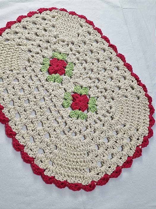 Par de Tapete de Croche Modelo Oval Flor Vermelho - Cor Cru