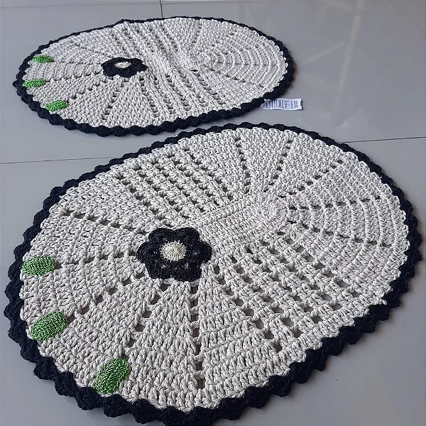 Par de Tapete de Croche Modelo Oval Flor Preto - Cor Cru