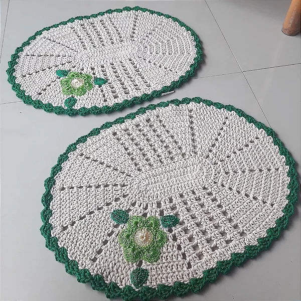 Par de Tapete de Croche Modelo Oval Flor Verde - Cor Cru