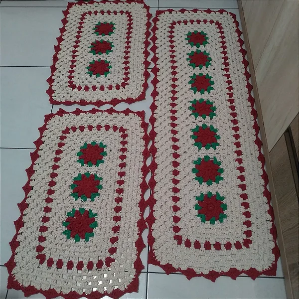 Jogo de Passadeira 3 Peças de Crochê Modelo Flor - Cor Vermelho