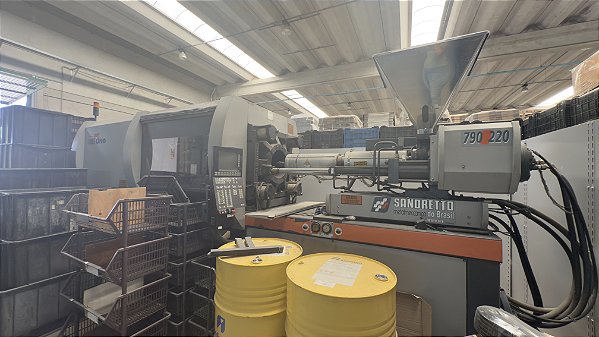 Injetora de Plásticos Sandretto SB UNO 790/220 –  (Ano 2001)