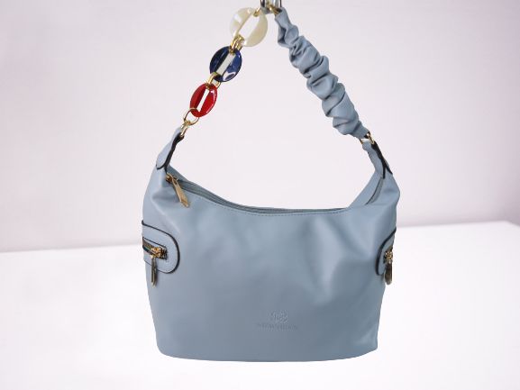 Bolsa azul, alça enrugada + resina cores e corrente